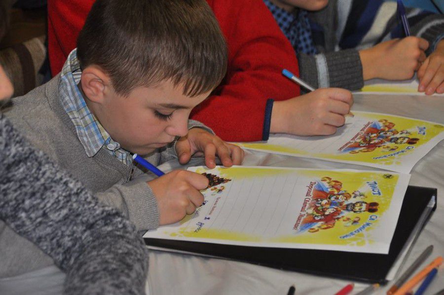 Юні калушани пишуть листи святому Миколаю