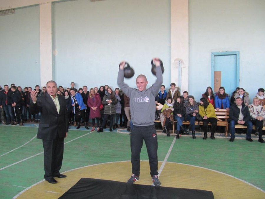 В програмі свята були змагання на спритність, силу, витривалість і командний дух