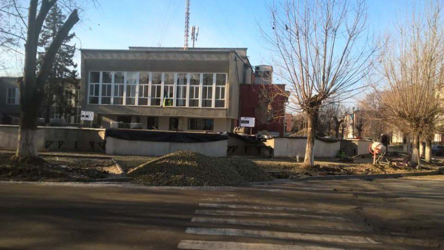 Цього року зусилля були зосереджені на капремонті благоустрою території біля палацу культури | Фото: Оксана Мудрак