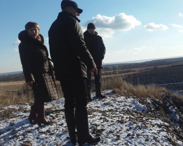 Прилеглі до хвостосховища території вкриті солями аж до автодороги, яка веде в село Кропивник