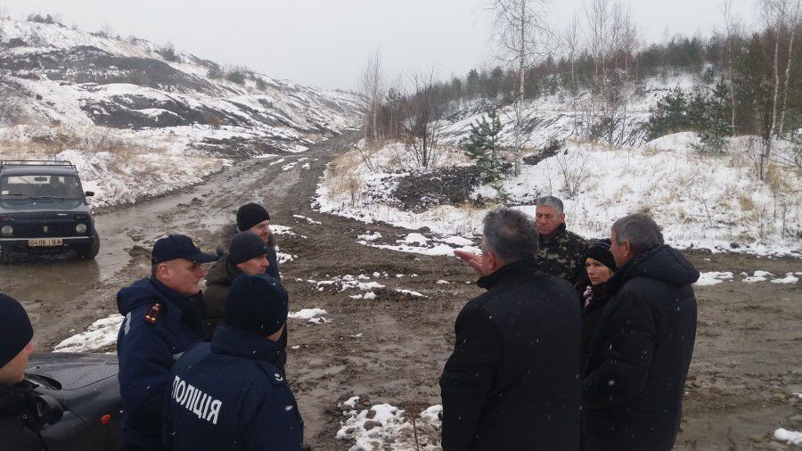 Невідомі порушили значну площу рекультивованих територій відвалів, ймовірно, з метою пошуку захоронених там раніше метал