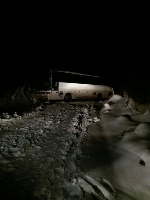 На Франківщині автобуси з туристами, дітьми та швидка опинилися в снігових заметах