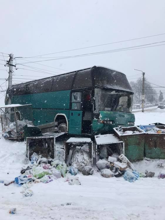 У результаті ДТП електроопора загрожує впасти на проїжджу частину | Фото: Тарас Скакун