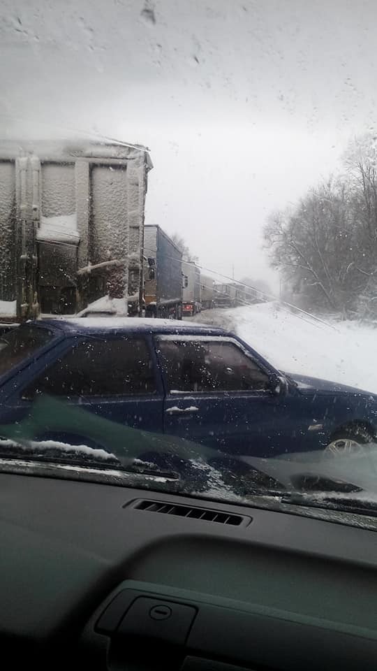 Через вантажівки рух транспорту фактично було зупинено. Маршрутні автобуси і легковики стояли в корку по 5-7 годин | Фот