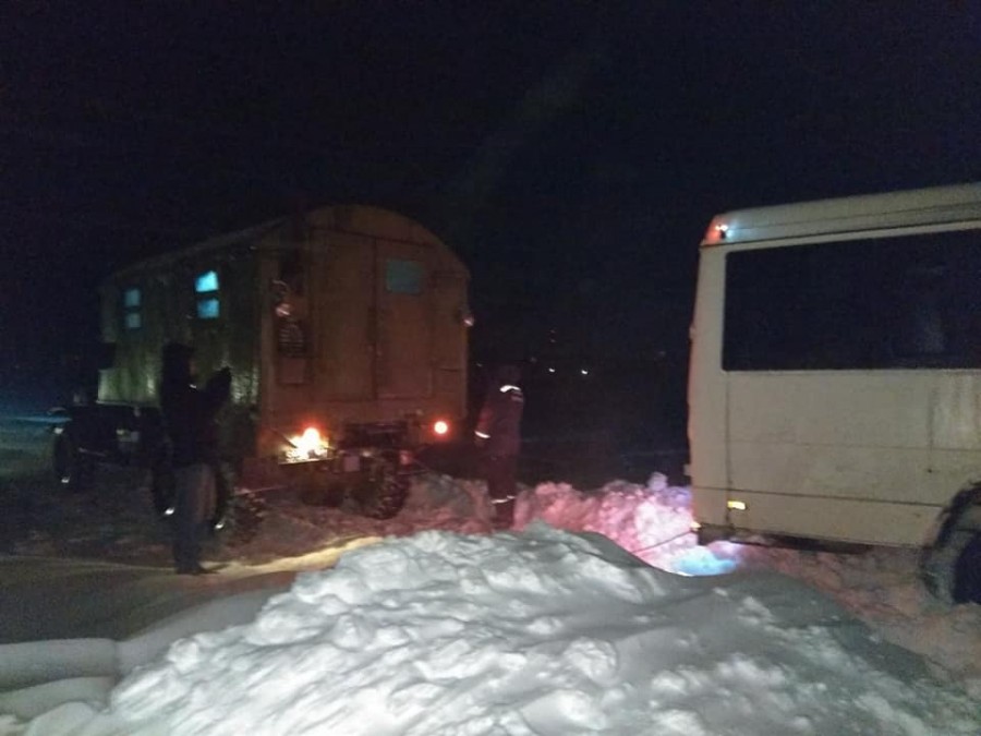 Раніше тлумацькі рятувальники витягли зі снігового замету пасажирський автобус,в якому перебувало 9 людей, шестеро з яки