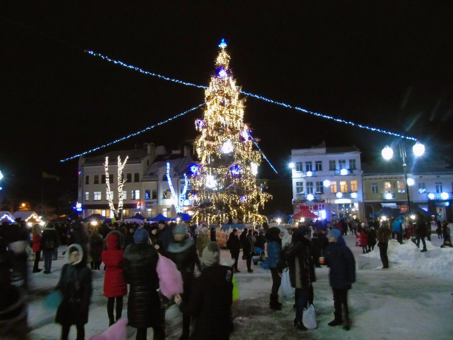 Цього року площу Героїв прикрасила також нова ілюмінація: комети, сніжинки та святковий напис | Фото: Євгенія Цуркан