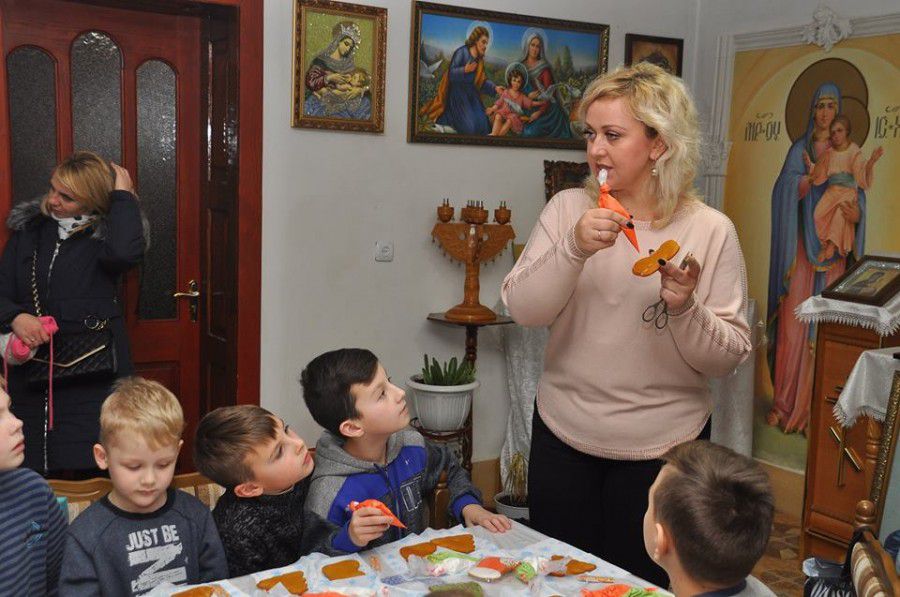 Готовим пряником діти згодом прикрасять свою новорічну ялинку, і він стане не тільки її окрасою, але подарує оселі медов