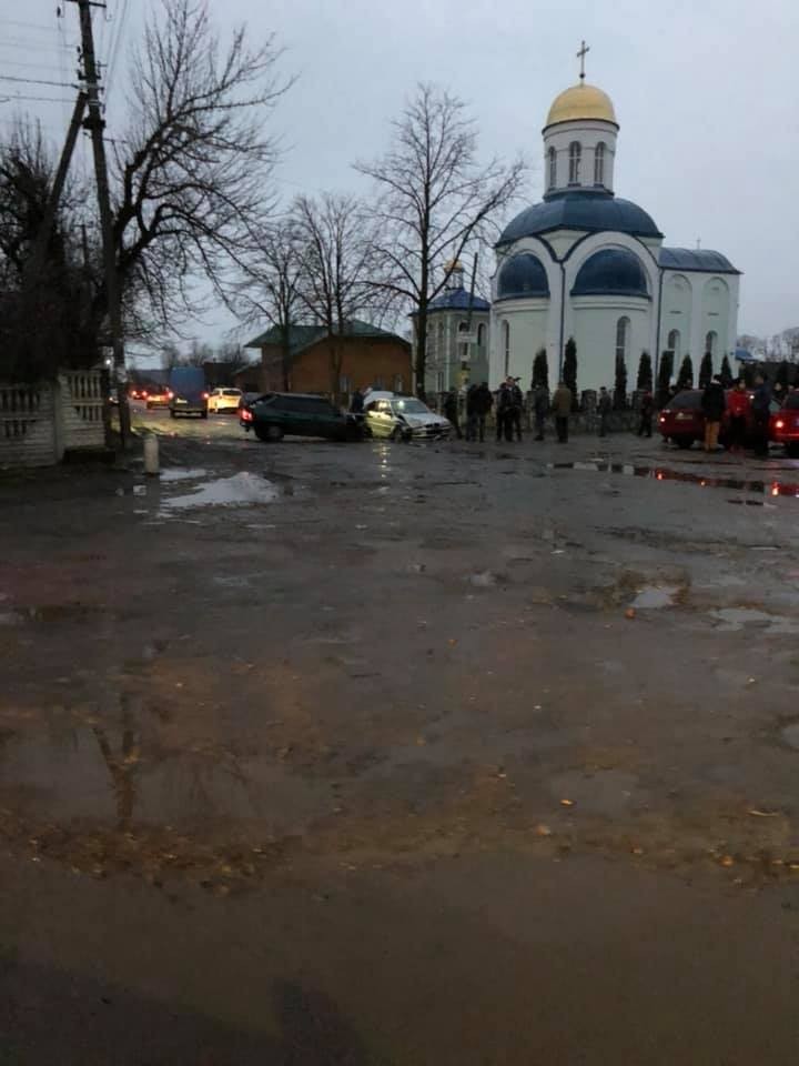 Добровлянські ями призвели до біди, пишуть в соцмережі очевидці | Фото: Любомир Андріїв