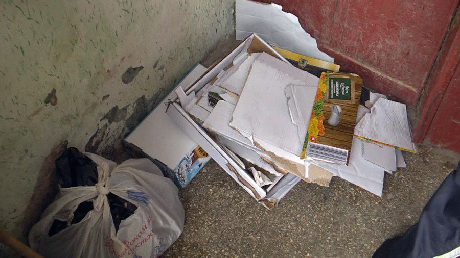 На першому поверсі мешкає жінка, яка стягує до своєї квартири непотріб зі смітників