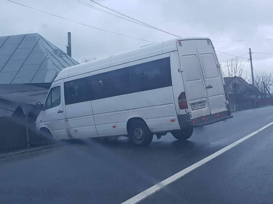 Мікроавтобус злетів з дороги. На місце ДТП виїхала поліція
