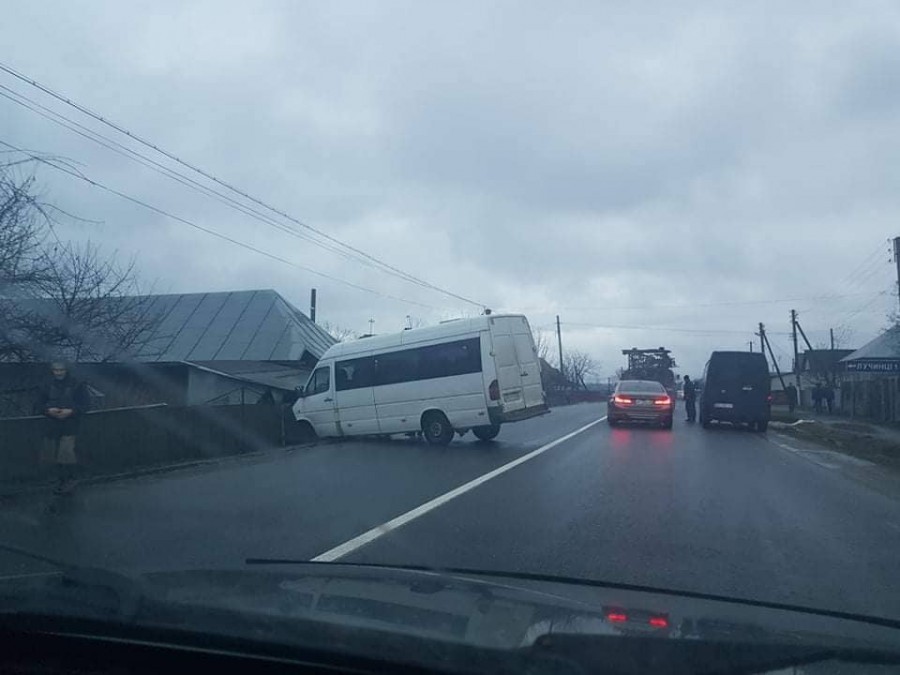 У мікроавтобусі перебувало п'ятеро пасажирів і водій
