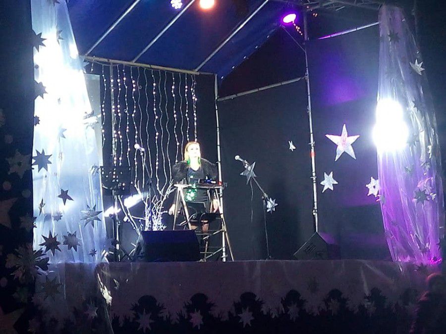 Новорічне шоу влаштували на святковій сцені в центрі Калуша | Фото: Олена Мазур