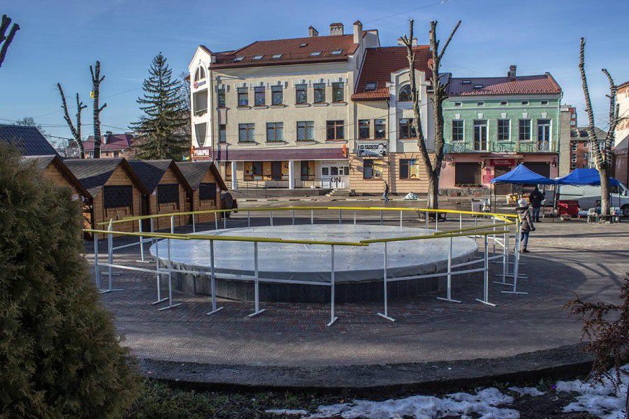 На площі Героїв встановили  навколо фонтану захисний паркан | Фото: Андрій Гуцал