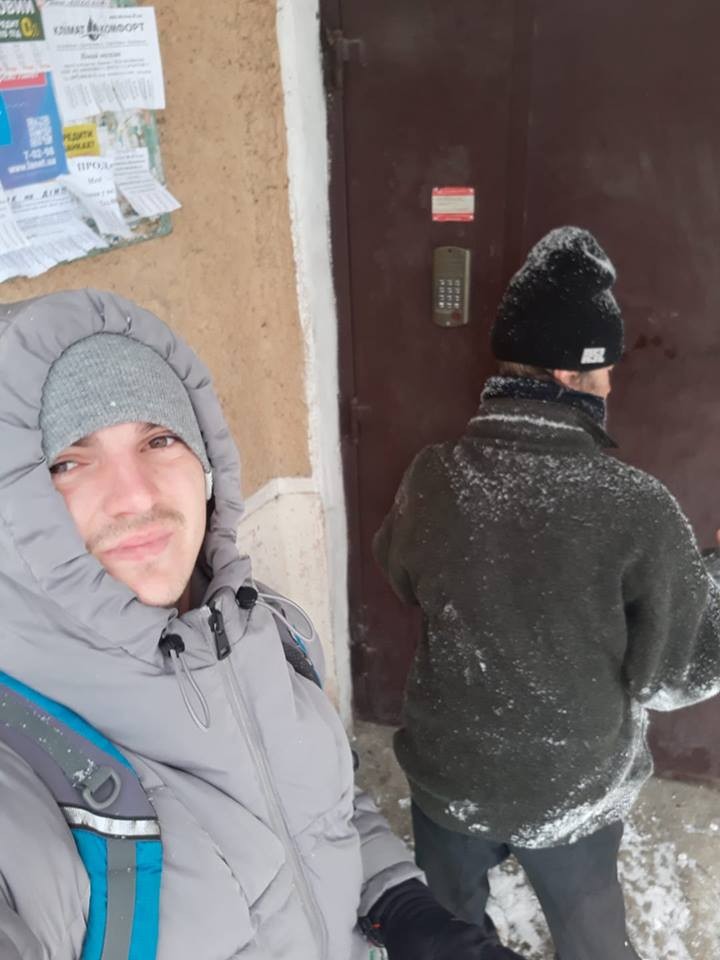  У мережі калушанин розповів як допоміг дідусеві, який послизнувся та впав