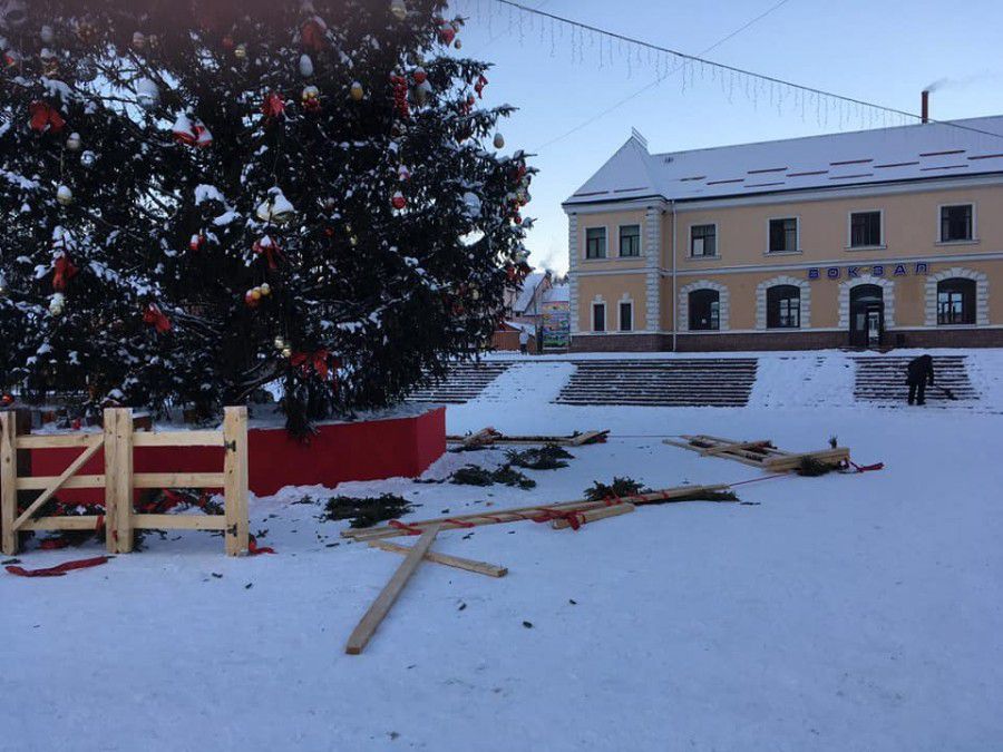 Головну ялинку, яку встановлювали місяць у Яремчі розтрощили 