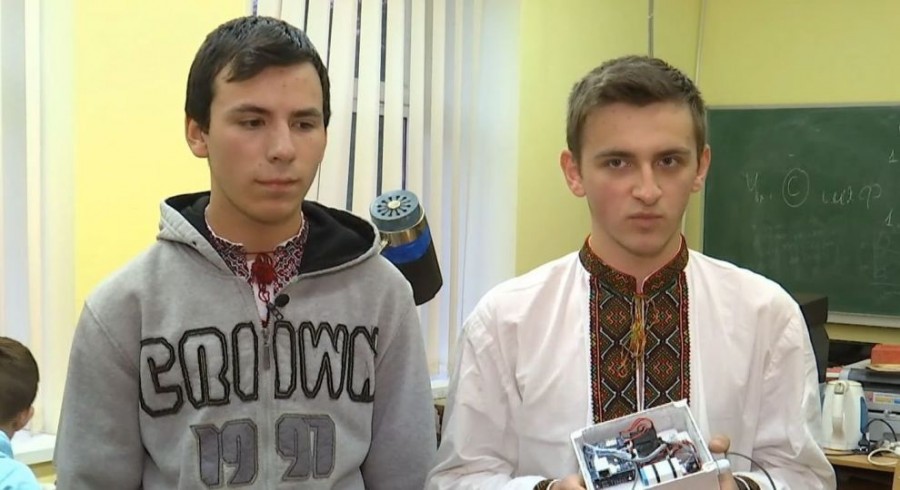 В маленькій коробці юні техніки розмістили датчики, що визначають кількість шкідливого пилу, яку ми вдихаємо