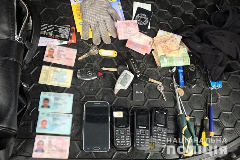 В автомобілі злочинців вилучено викрадені речі, мобільні телефони, комп&rsquo;ютерну техніку, грошові кошти, травматични