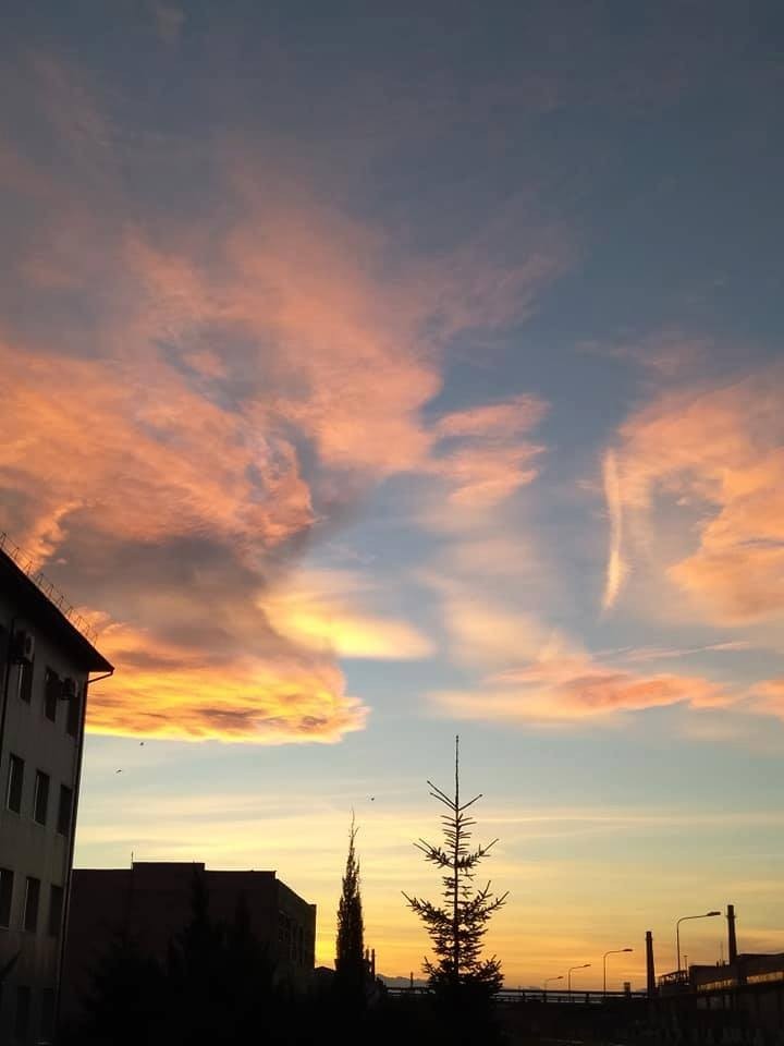 У мережі оприлюднили неймовірні фото багряного неба