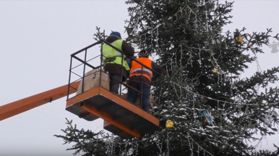 Демонтаж ялинки та прикрас здійснили працівники КП "Калушавтодор"