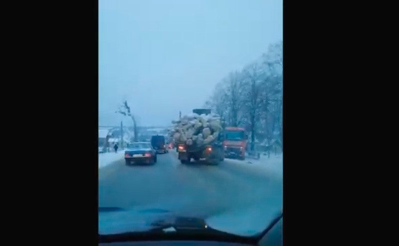 На Калущині фура з будою злетіла з дороги