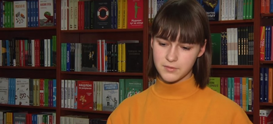 Дівчинка принципово читає українськю, бо любить свою мову, та певна, що потрібно підтримувати українського видавця 