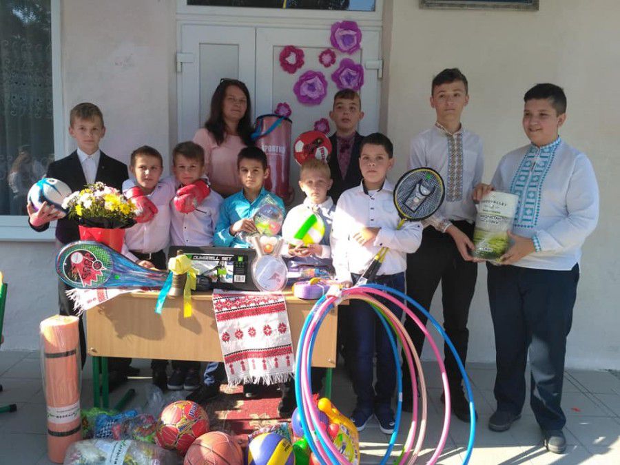 За зібрані кошти школи району, де розміщені ферми "Ґудвеллі Україна", отримали спортивний інвентар