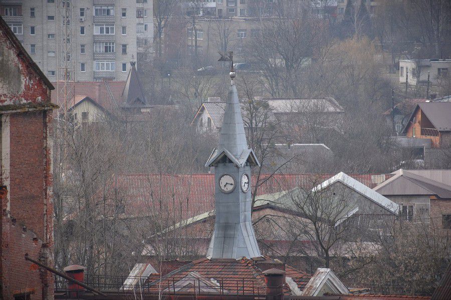 Будівлі калійного заводу вже майже розібрали по цеглині &mdash; залишилась тільки Ратуша з діючим годинником 1903 року |