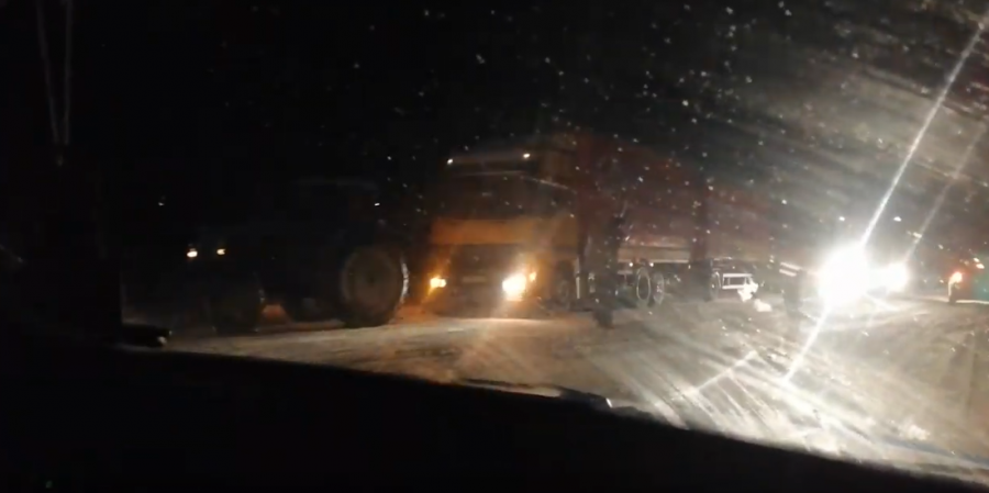 Рух ускладнений через ожеледу і лід на дорозі