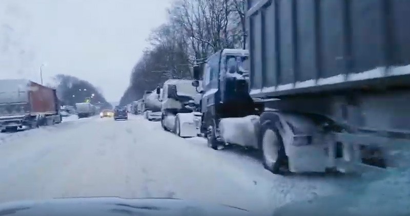 Така ситуація склалася попри те, що дороги прочищені і підсипані