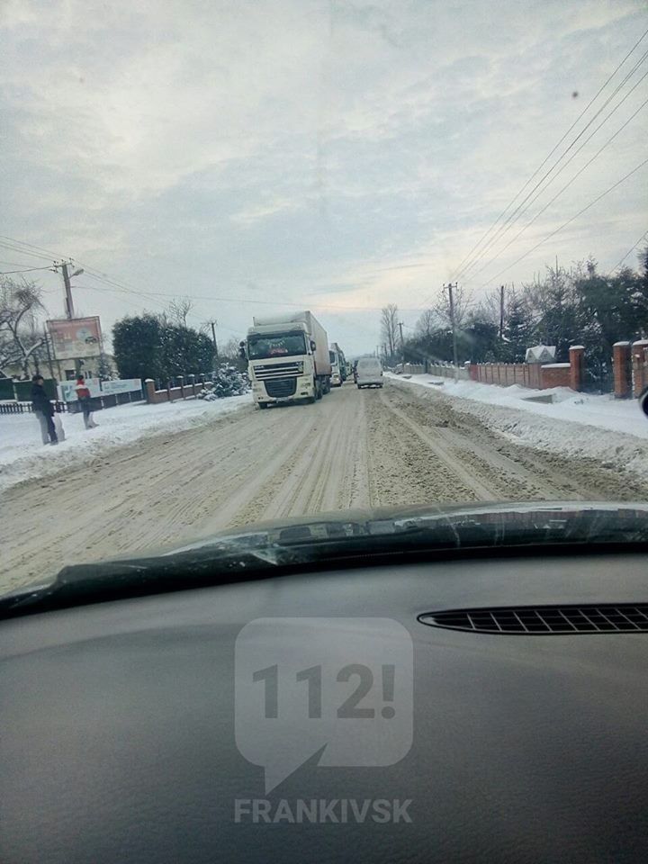 Спостерігається затор у селі Клубівці під Івано-Франківськом. Там розвернуло вантажівку на смузі руху