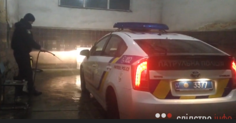 Патрульний миє авто в Управлінні патрульної поліції в Івано-Франківській області. 23 січня 2019 року