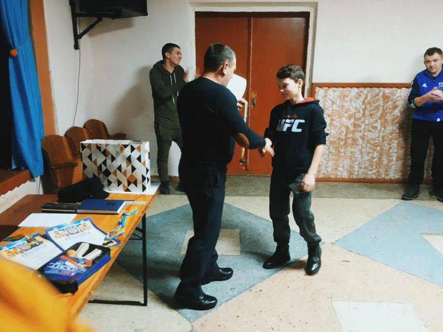 Переможець отримав тенісний набір у вигляді 2 ракеток, тенісної сітки та професійних кульок