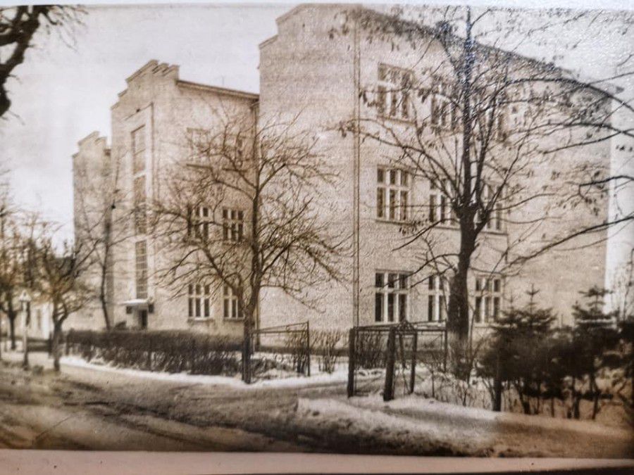 Так виглядала "біла школа" або нині &mdash; коледж культури