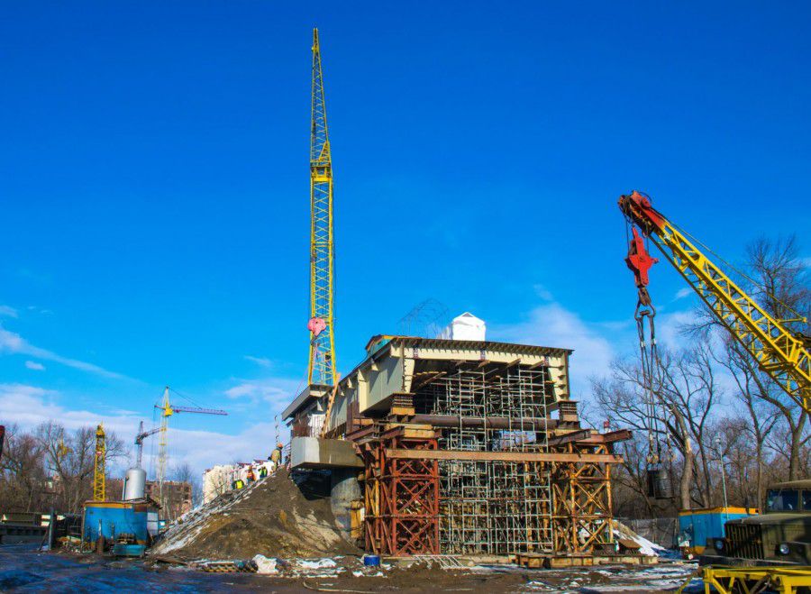 Загальна довжина мосту &ndash; 322 метри, ширина &ndash; 14 м, довжина шляхопроводу на Надрічній (з розгалуженнями в два