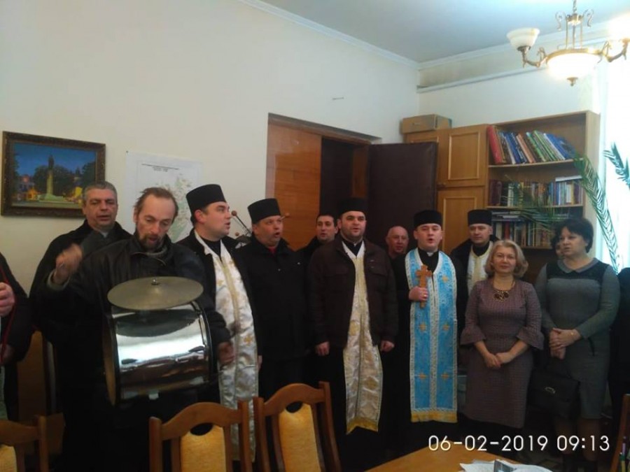 На завершення, святі отці благословили та окропили всіх присутніх цілющою Йорданською водою