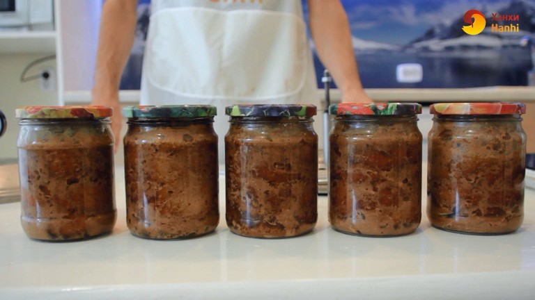 Ілюстрація. Цікавим є той факт, що при вживанні кількома людьми одного і того ж продукту, захворіти на ботулізм може тіл