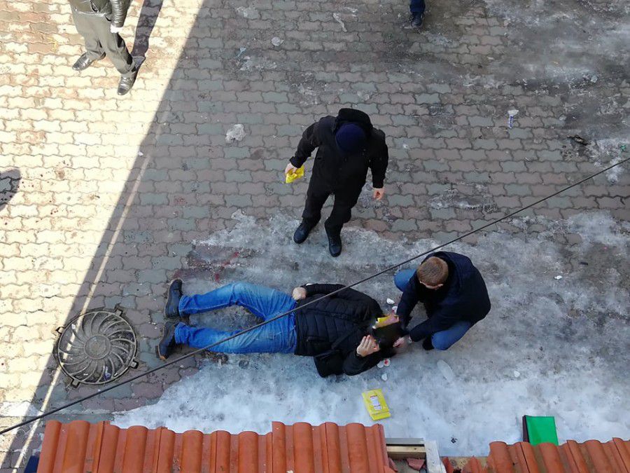 Під час затримання підозрюваний наніс поліцейському ножові поранення в обличчя