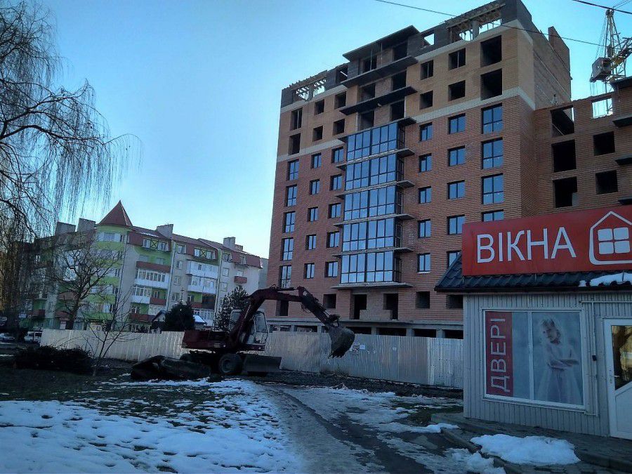 Замість скверу тут постане автомобільна парковка, тоді як у Луцьку компанія будує підземний паркінг