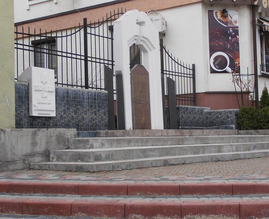 Меморіальний знак розстріляним учням калуської "торговельки"