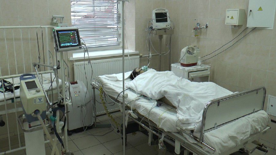 Хвора вже чотири дні перебуває на апаратному диханні. Грип ускладнює двобічна зливна пневмонія