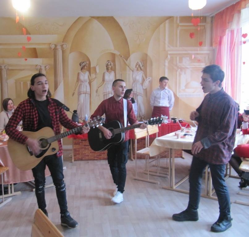 Приємним музичним сюрпризом став виступ молодих музикантів, учнів училища, які створили романтичну атмосферу вечора