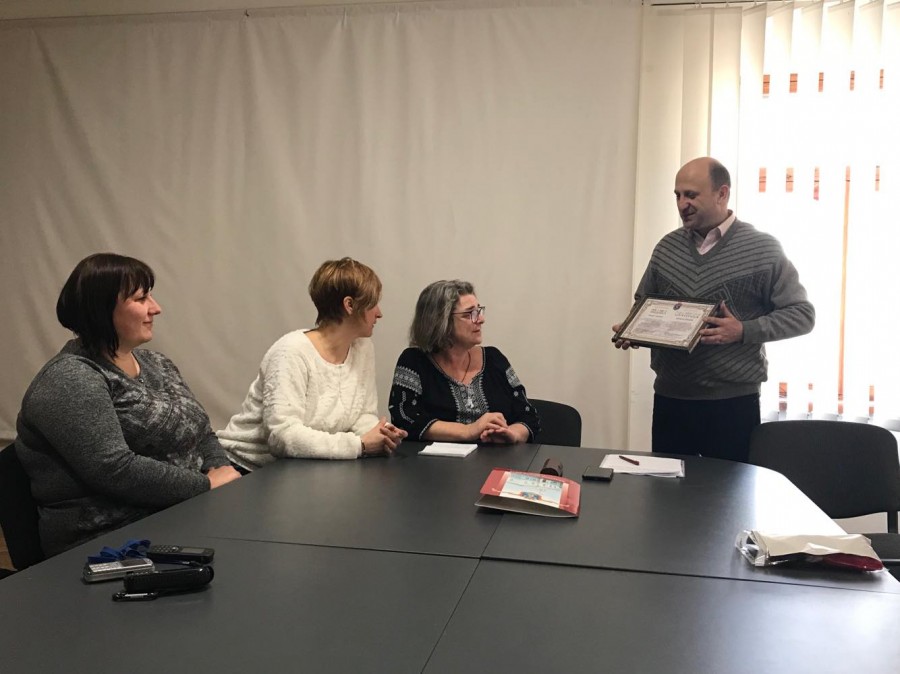 Начальник відділу з питань інвестиції та міжнародної співпраці Олег Кузів вручив подяку за допомогу в розбудові громади 