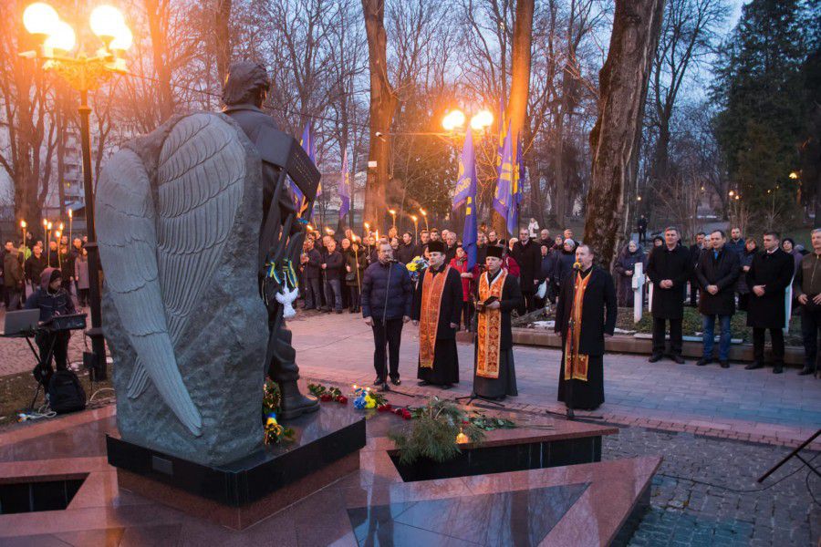 Цими днями смолоскипна хода пройшла від Вічевого майдану до Меморіального скверу, де відбулась панахида за загиблими Гер