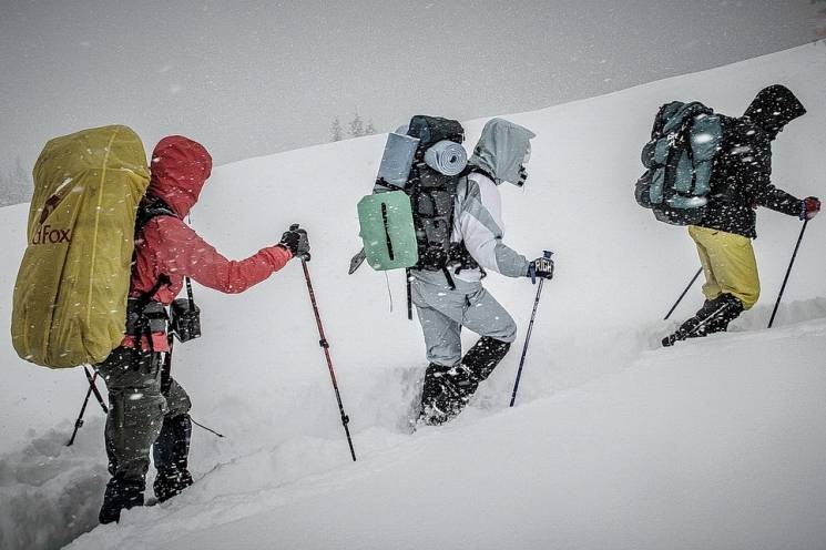 Ілюстрація. Рятувальники на ношах знесли тіла загиблих