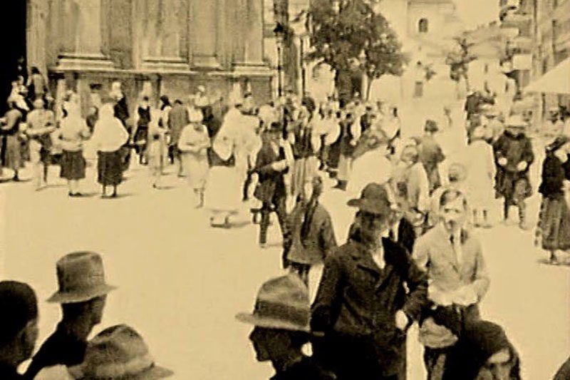 На кадрах бачимо катедру, ринок, теперішнє приміщення 11 школи