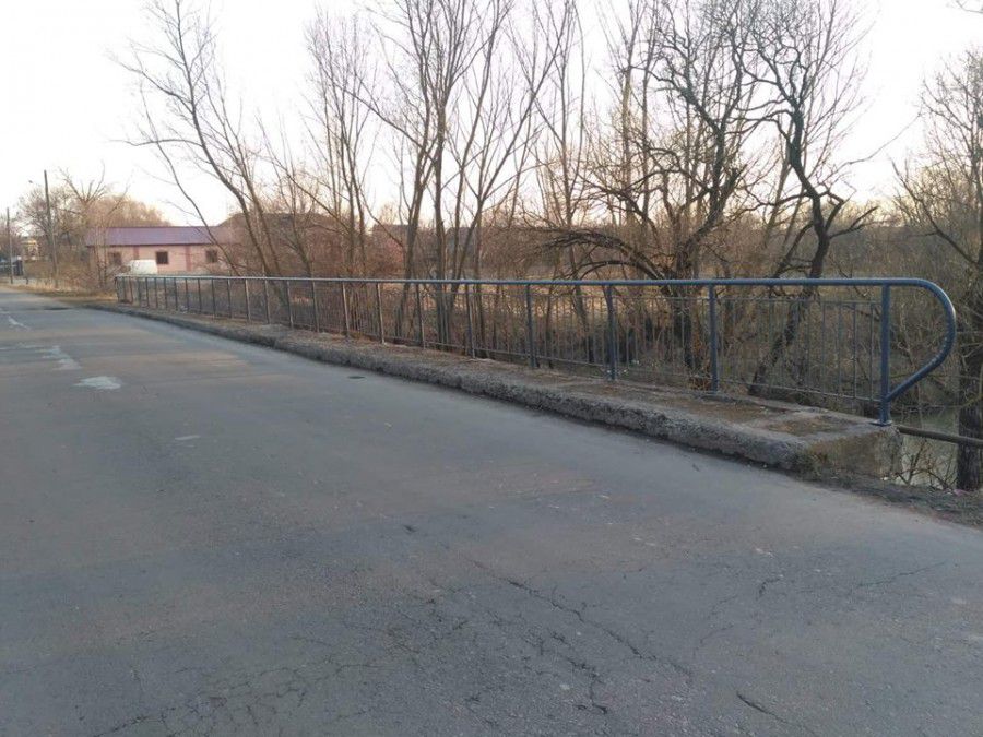 Замість старих бетонних стовпців тепер будуть металеві поручні