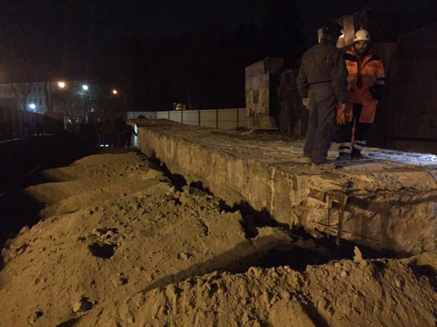 Попередні дві спроби знести стелу були для підрядника невдалими