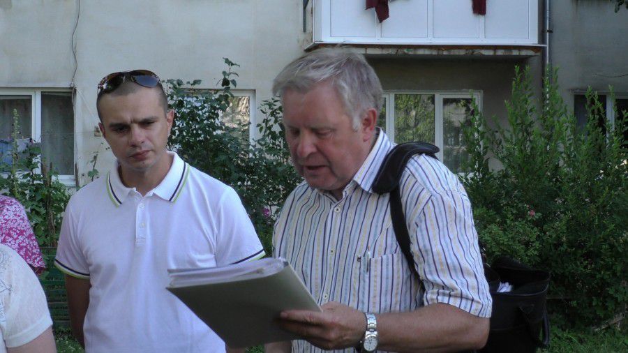 За ідеєю, очікується, що конкуренція між управителями стимулюватиме їх знижувати ціну на свої послуги. І це &mdash; пере