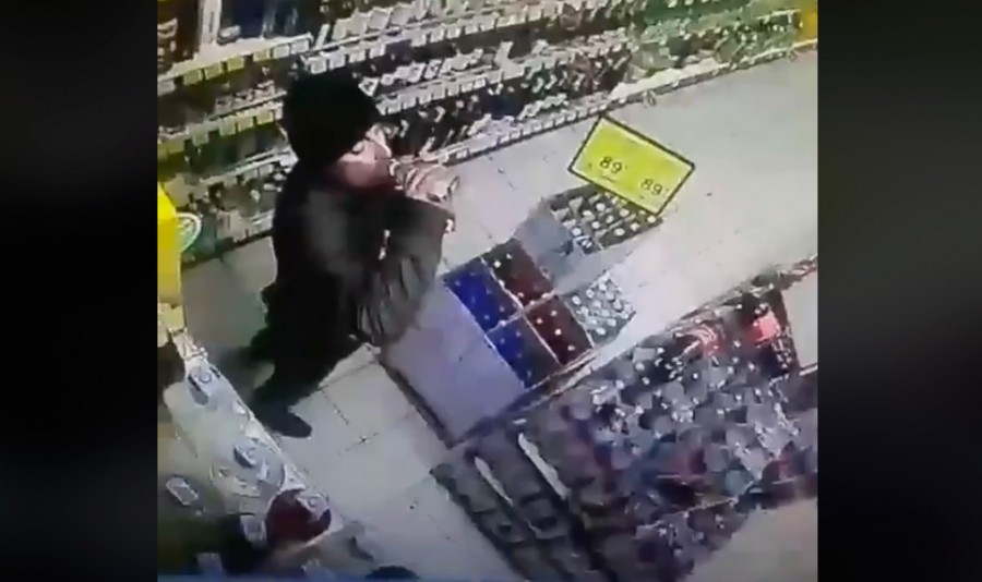 Чоловік вирішив спожити горілку просто в крамниці і не оплачувати алкоголь через касу