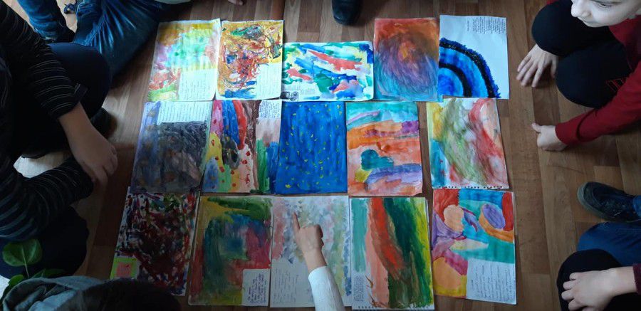 П'ятикласники слухали поезію Шевченка і відтворювали її фарбами